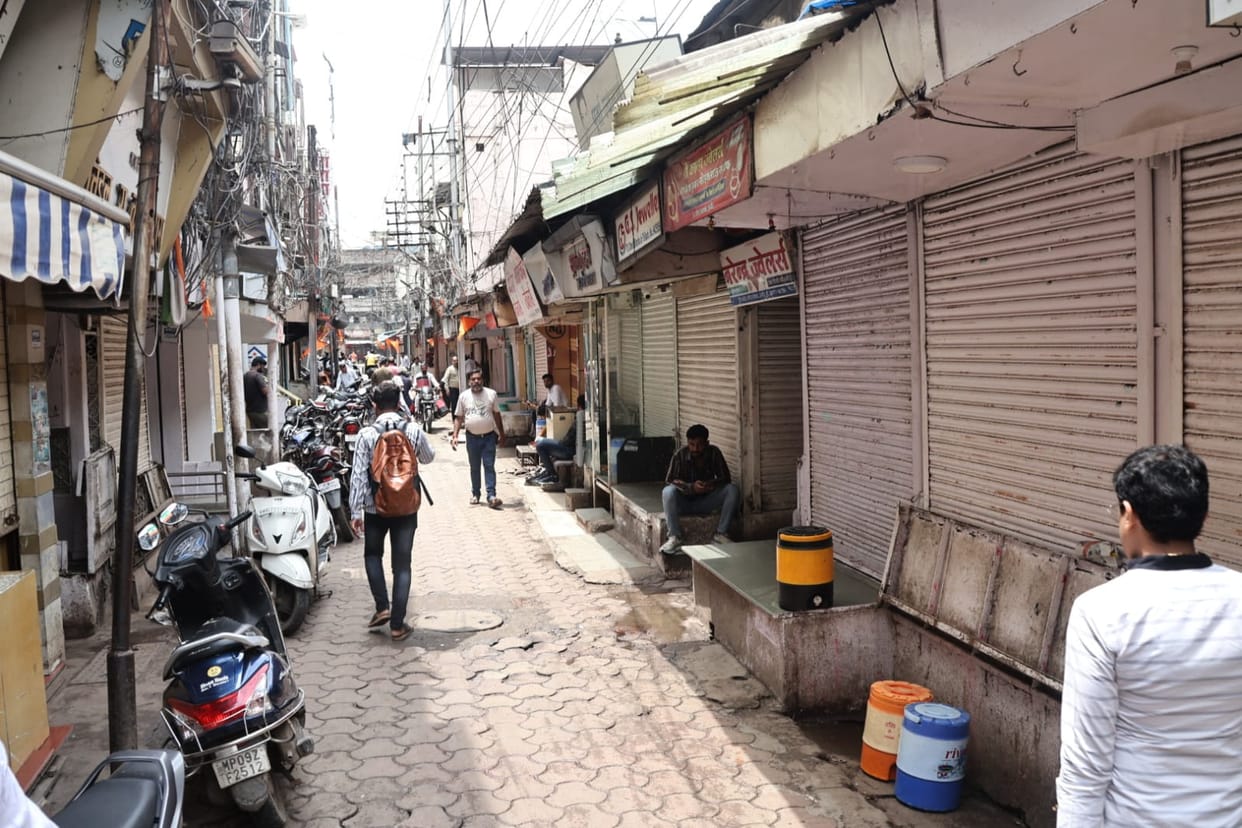 Indore: Protest in Indore against violence against Hindu families in Bangladesh, traders kept shops closed