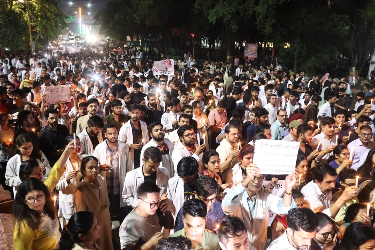 Indore: Doctors united in Indore to protest against the incident in Bengal, took out a candle march