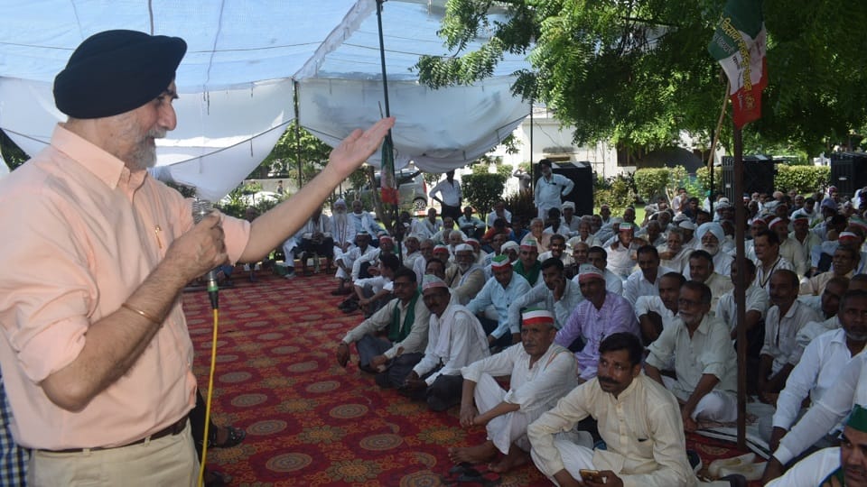 Meerut: If the electricity team raids at night, take hostages : VM Singh