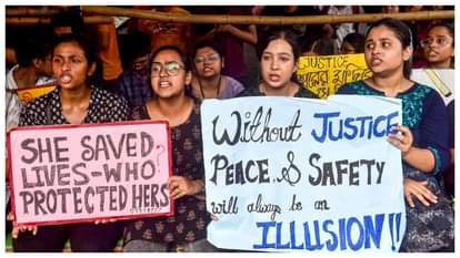 कोलकाता की घटना के विरोध में प्रदर्शन करते लोग