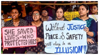 कोलकाता की घटना के विरोध में प्रदर्शन करते लोग