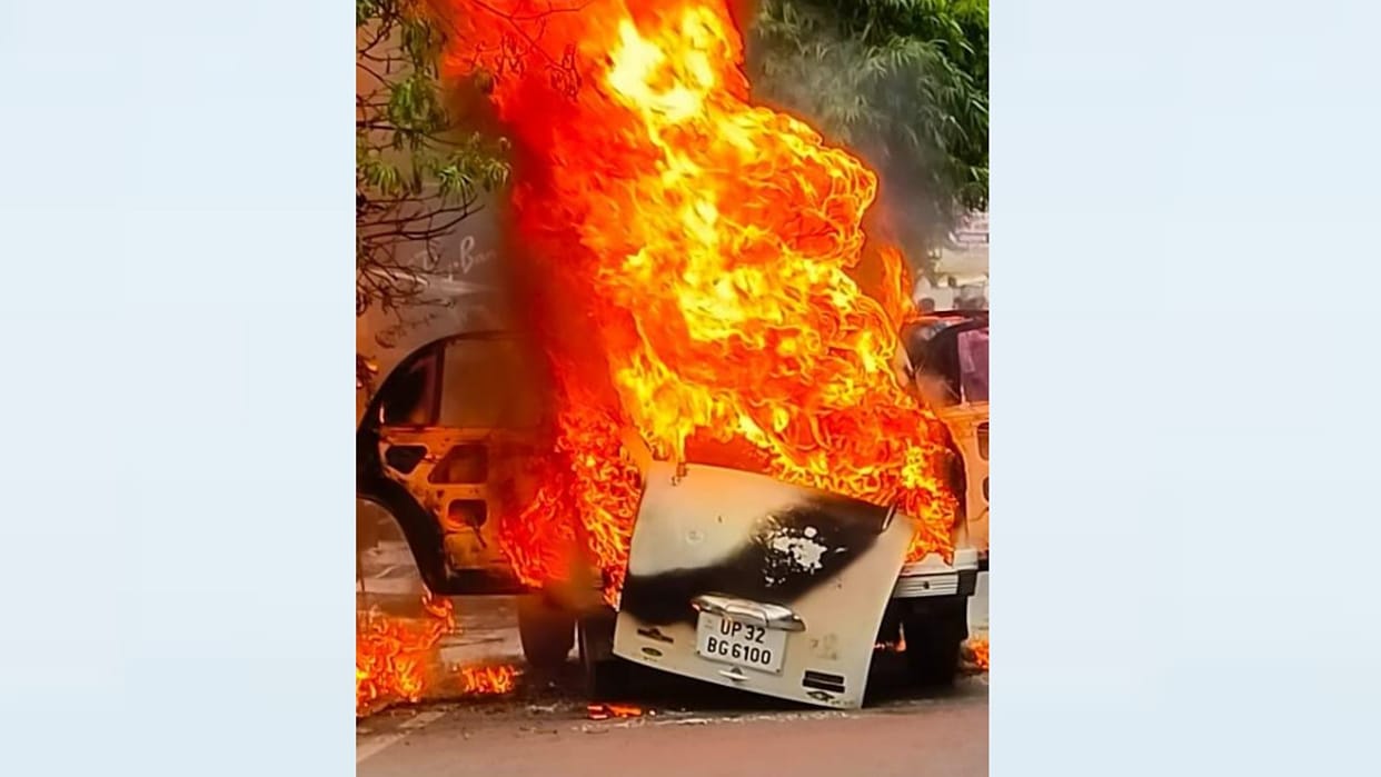 Lucknow: Fire broke out in an Ambassdoor car.