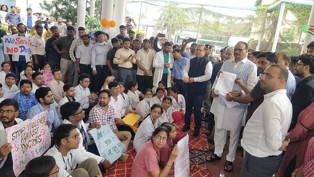 Doctors protest in big hospitals in Lucknow over Kolkata kand.