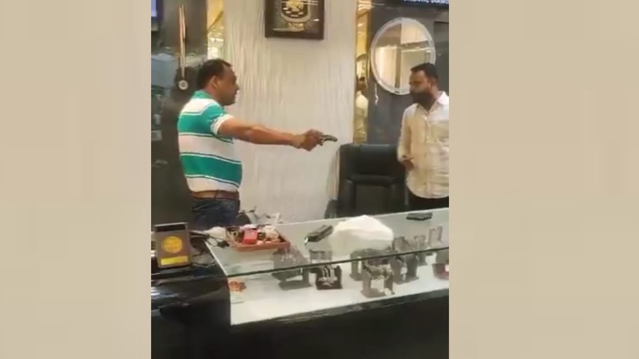 Lucknow: Video of a man with gun in jweller's shop went viral.
