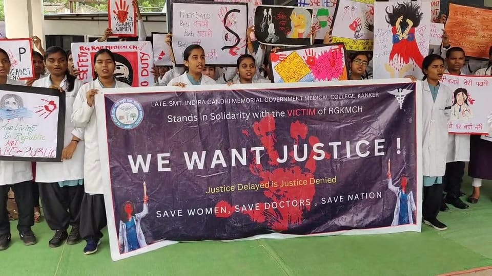 में ओपीडी बंद कर जूनियर डॉक्टर हड़ताल पर बैठे