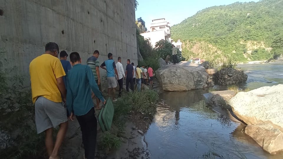 Elderly man who went fishing dies after slipping in river in bhimtal