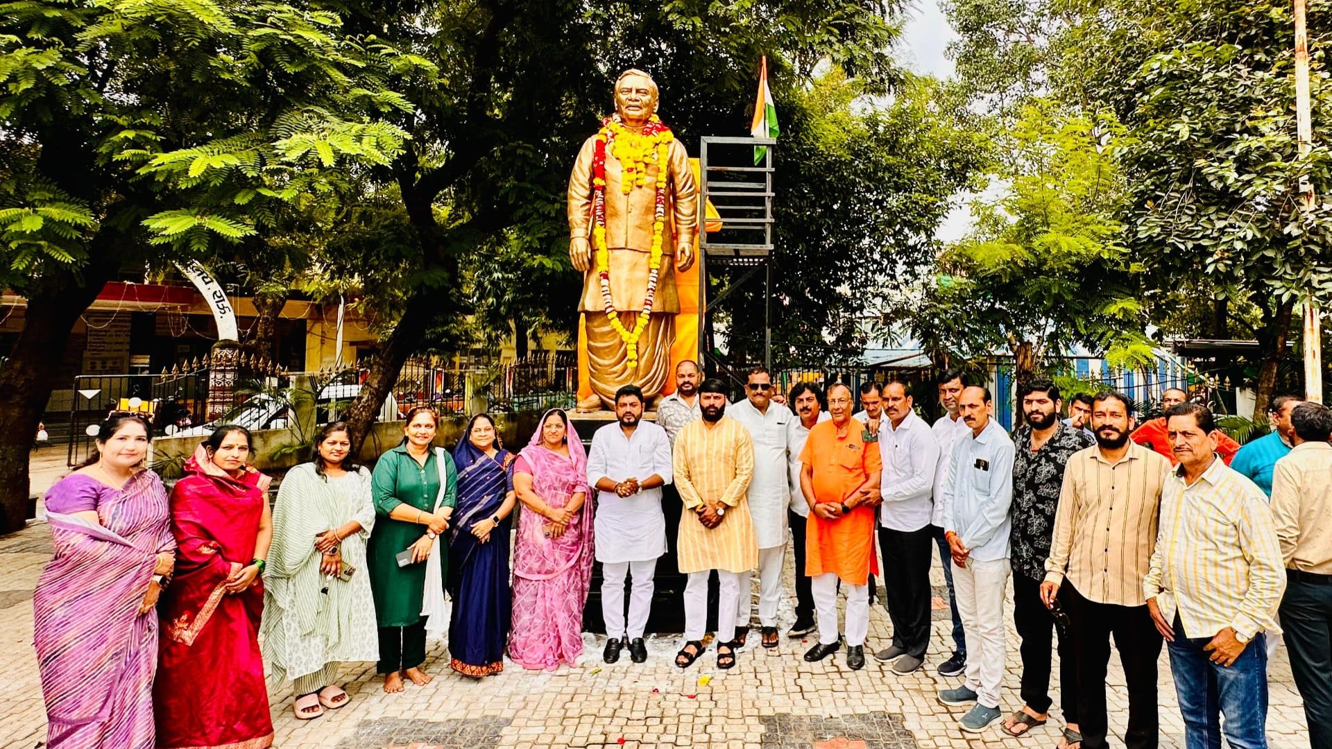 Indore: BJP remembered the martyrs by hoisting the flag while Congress gave a message to the public