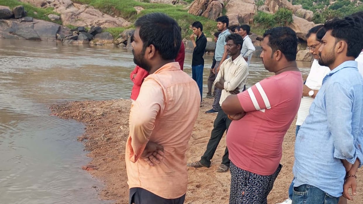 Seven people who went to see the fort on banks of Ken were swept away in the water stream, six were rescued
