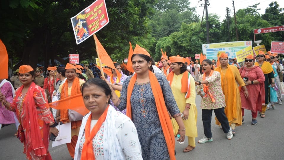 UP News: Traders took to the streets after shutting down Meerut, protesting against atrocities on Hindus.