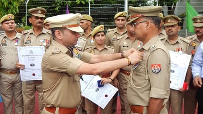 मुरादाबाद में पुलिसकर्मियों को सम्मानित करते एसएसपी सतपाल अंतिल