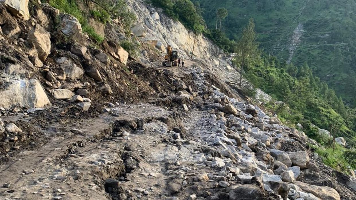 Kinnaur News 50 meters of NH collapsed in Nigulsari vehicular movement stopped