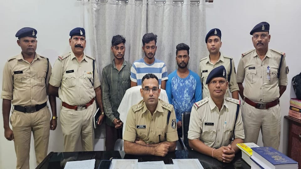 Stolen tractor recovered from Naxal area of Odisha police arrested three accused in Raigarh