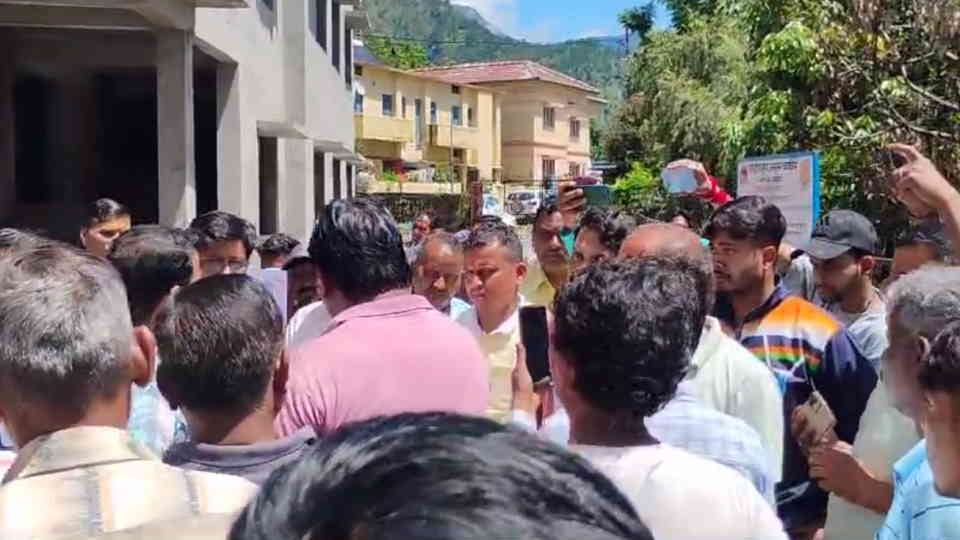Chamoli News: Pregnant woman dies after delivery relatives accused of negligence and Create Ruckus