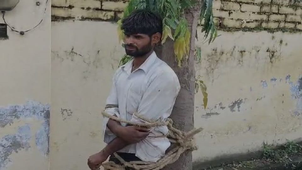 landlord Tied To Tree And Beat servant In kasganj up hindi news
