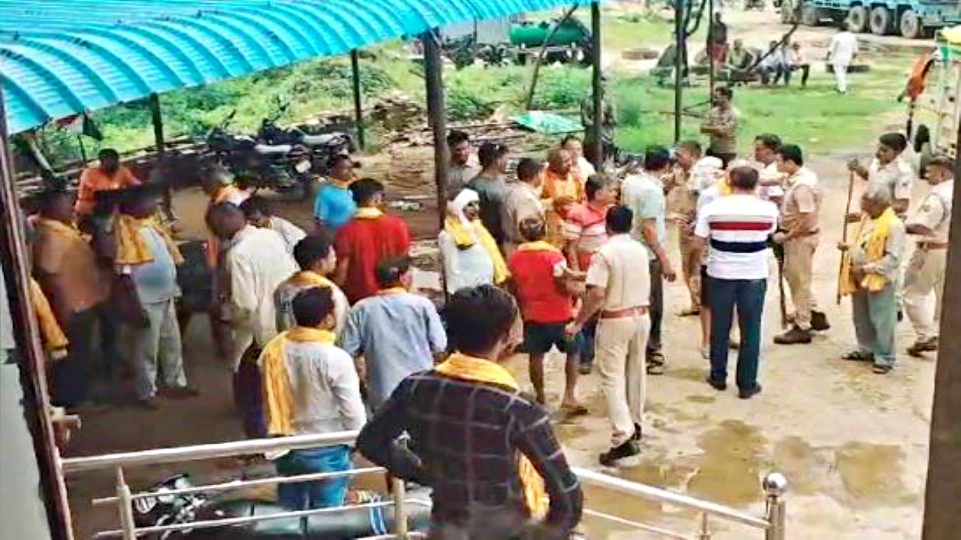 महुआ पुलिस और लोग