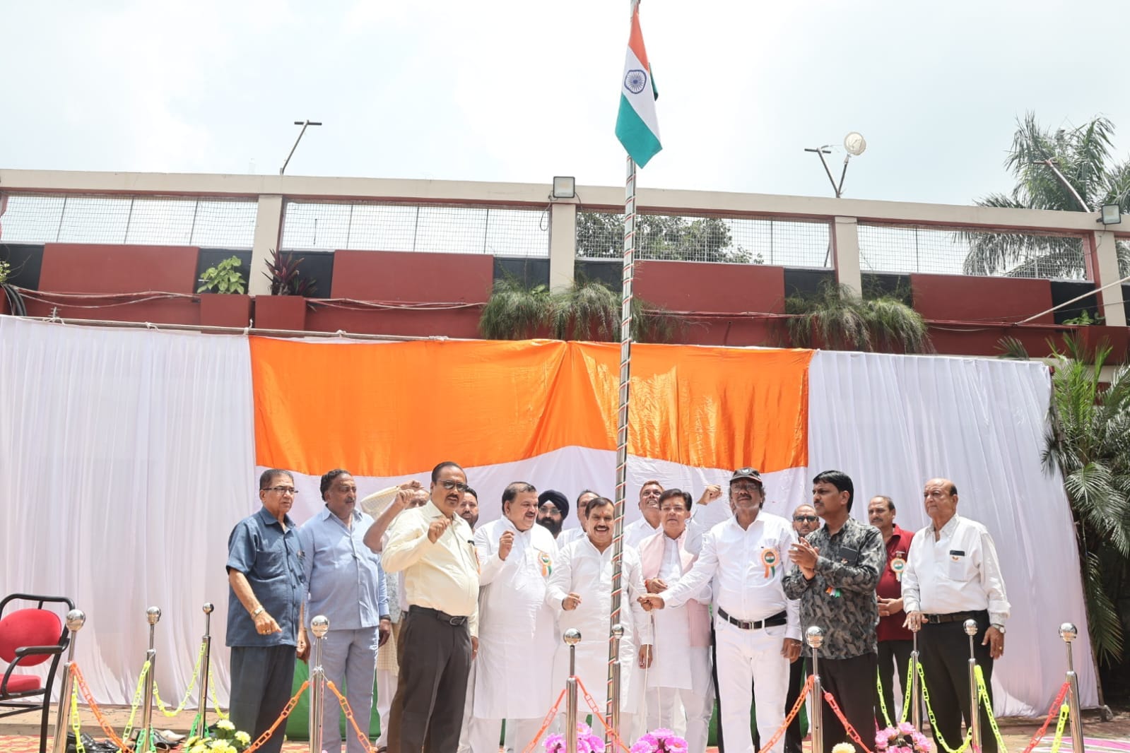 Indore: BJP remembered the martyrs by hoisting the flag while Congress gave a message to the public