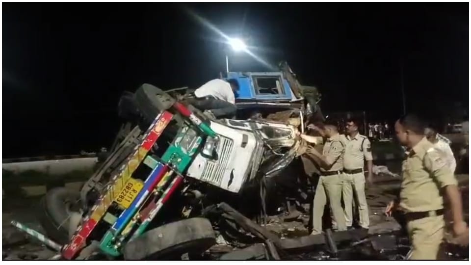 हाईवे से क्षतिग्रस्त वाहनों को हटवाती पुलिस।