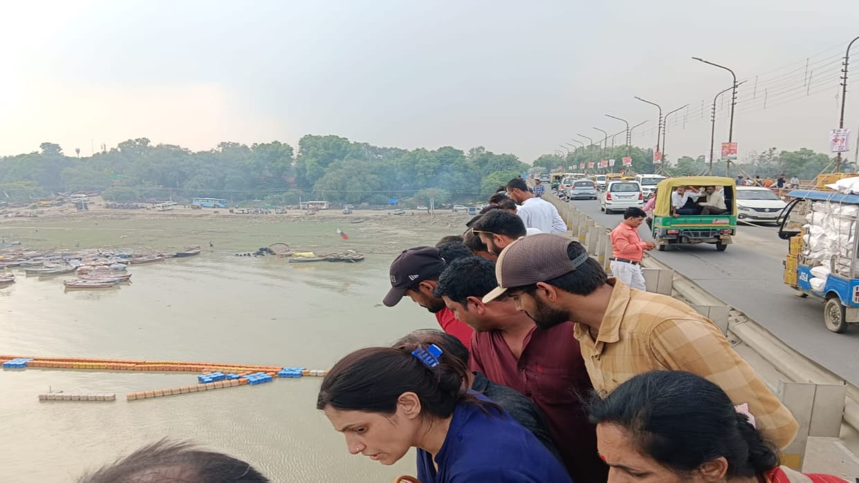 Teacher jumped into Ganga from Shastri bridge, was upset due to not getting salary