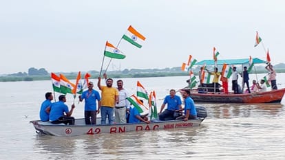 Shringverpurdham: Tricolor waved proudly in the waves of Ganga, Ganga Tiranga Yatra taken out