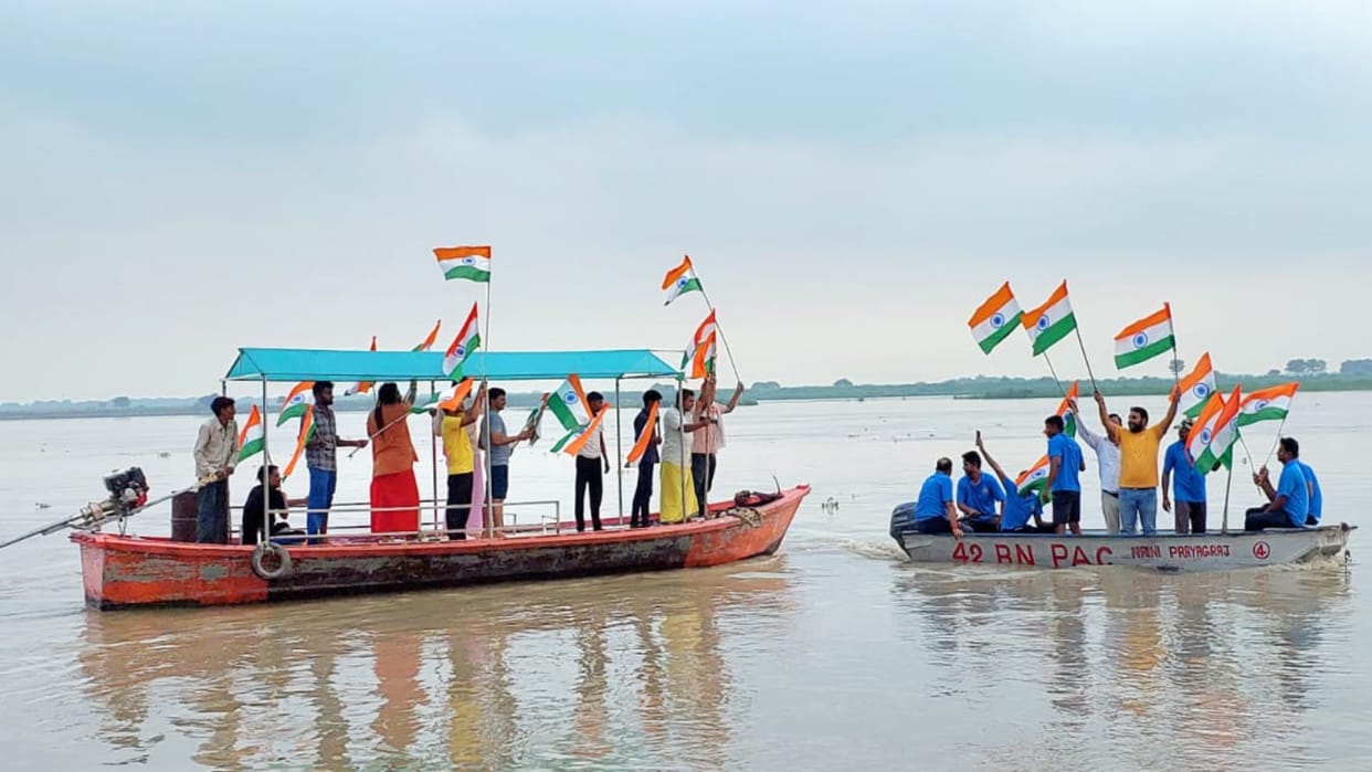 Shringverpurdham: Tricolor waved proudly in the waves of Ganga, Ganga Tiranga Yatra taken out