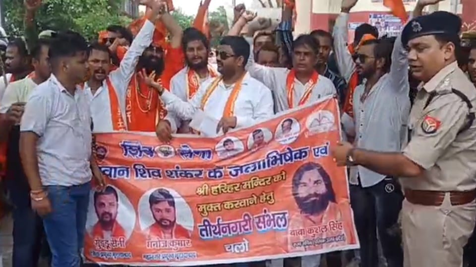 Moradabad: Shiv Sainiks going to Harihar temple in Sambhal were stopped, memorandum sent to the President