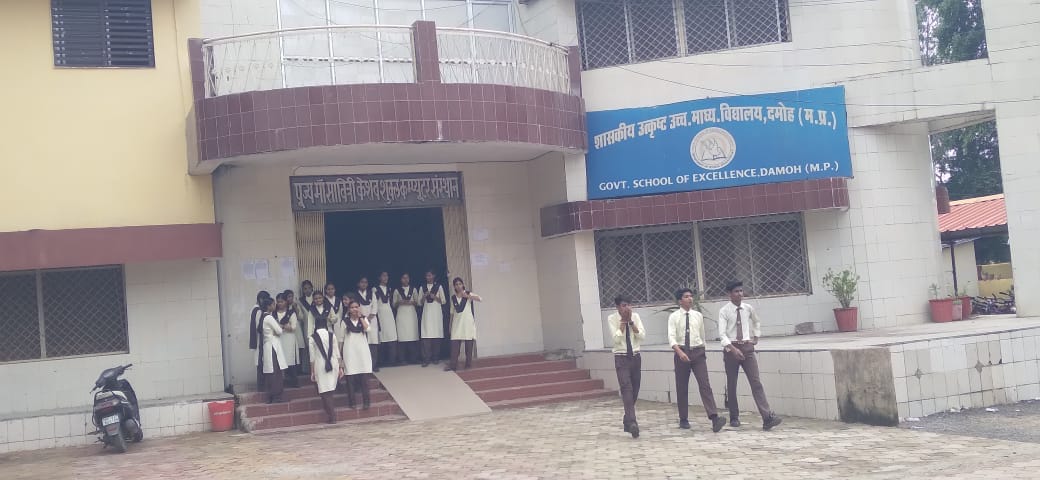 Damoh In the school where I studied, three students built a building for a computer lab with Rs 40 lakh