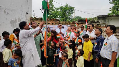 Outpost in-charge hoisted the flag, saluted brave sons of india Rotary Club Kashi distributed food items