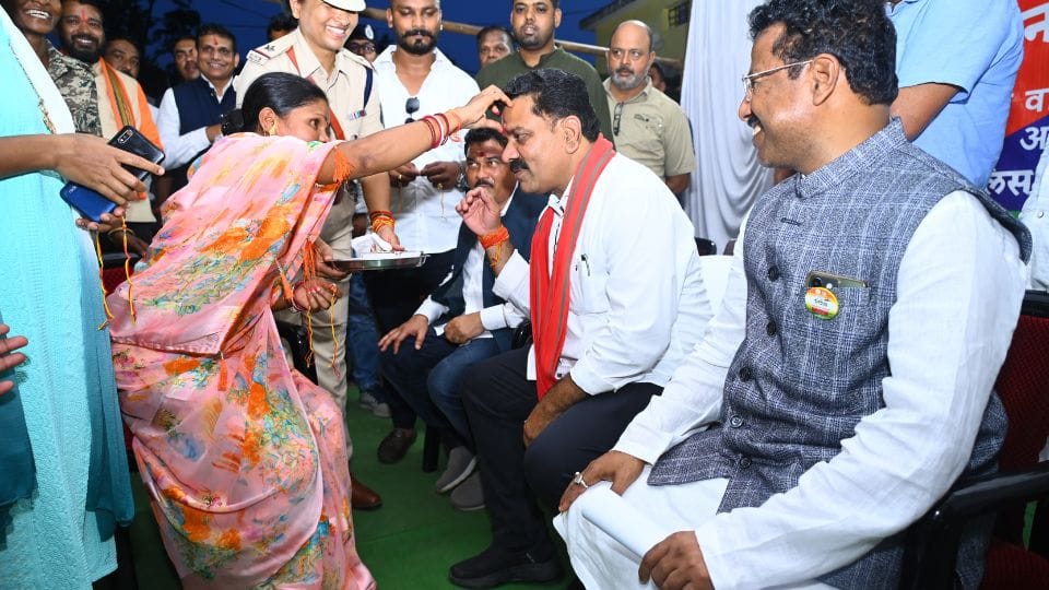 Surrendered Naxal sisters tied Rakhi to Deputy Chief Minister Vijay Sharma in Dantewada
