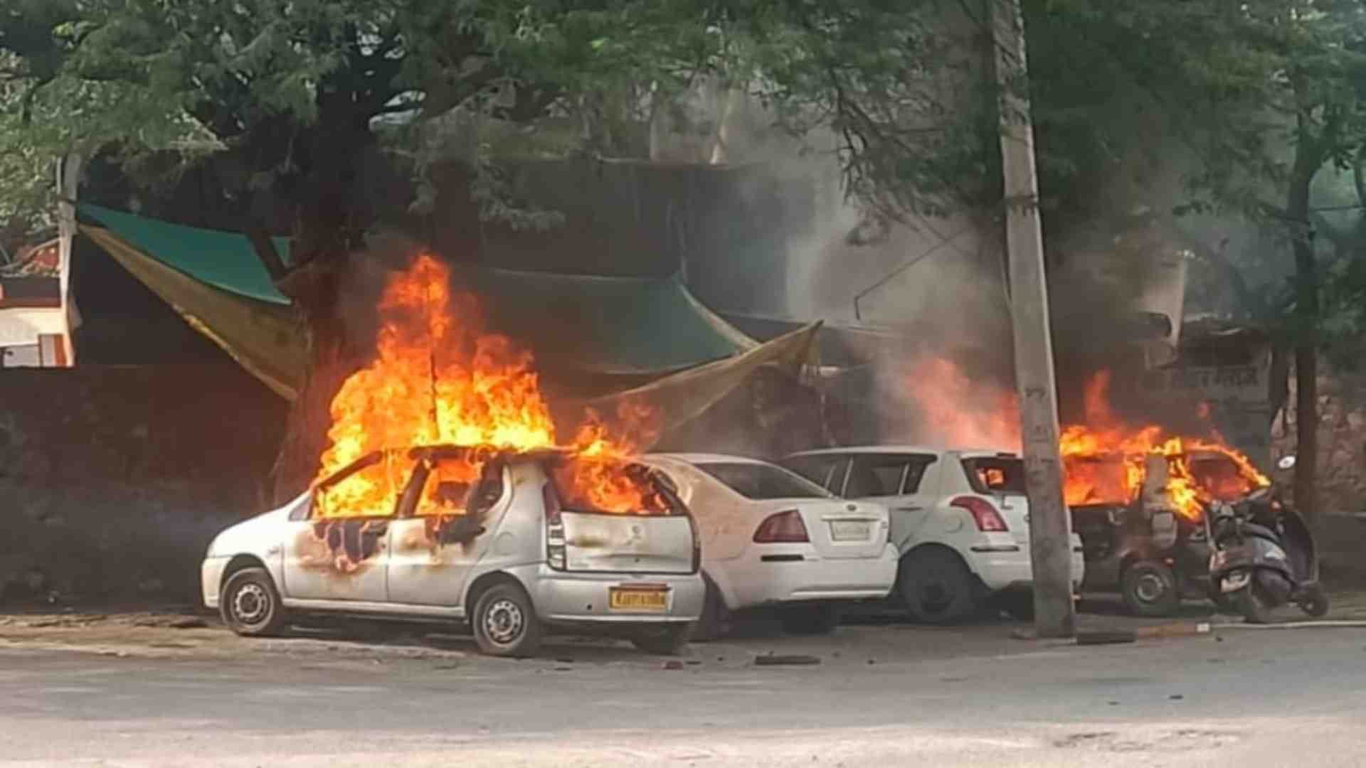 उदयपुर तनाव के बाद वाहनों में लगाई आग।
