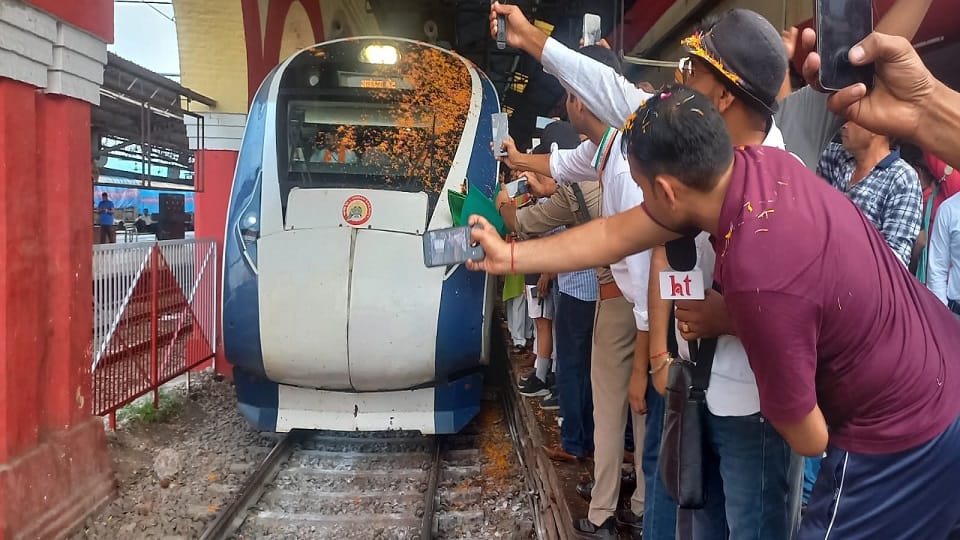 Vande Bharat Express train reached Aligarh from Delhi