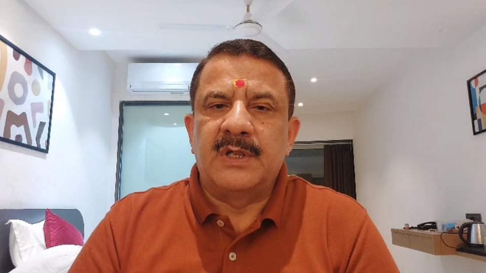 Jitendra Narayan Singh makes allegations against Sanoj Mishra says he trapped Maha Kumbh viral girl monalisa