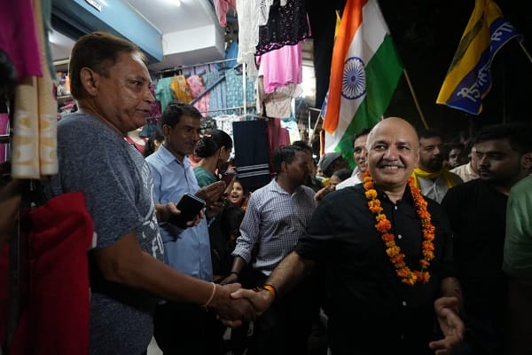 Sisodia's padyatra started...interacted with the public