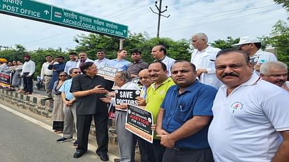 Private doctors on strike after Kolkata incident human chain formed in Agra