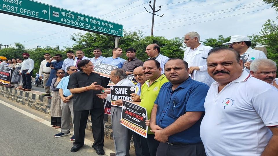 Private doctors on strike after Kolkata incident human chain formed in Agra