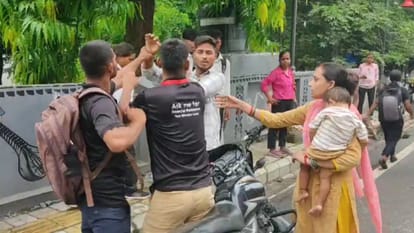 युवक से हाथापाई करते फाइनेंस कंपनी के कर्मचारी