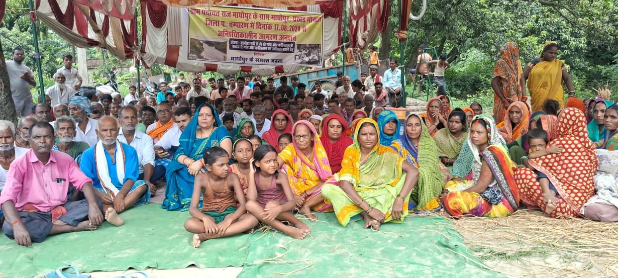Bihar News: Tireless efforts to save the village and cemetery from river erosion