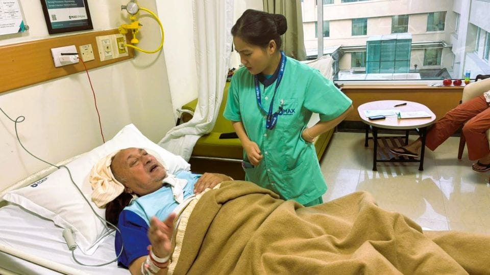 Bollywood actor Padmabhushan Victor Banerjee suffers minor brain stroke