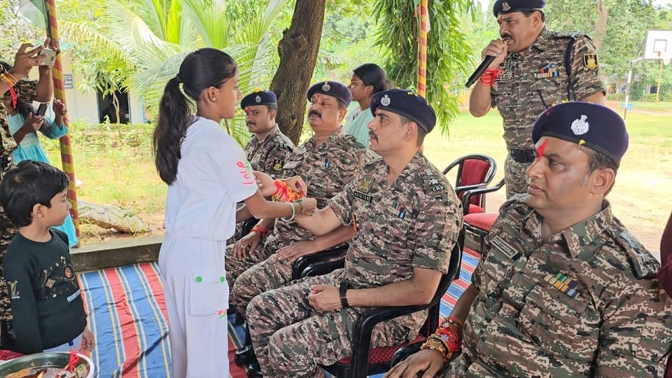 Rakshabandhan was celebrated at CRPF headquarters girl students and women committee members tied Rakhi to sold