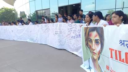 पटना एम्स परिसर में प्रदर्शन करते डॉक्टर।