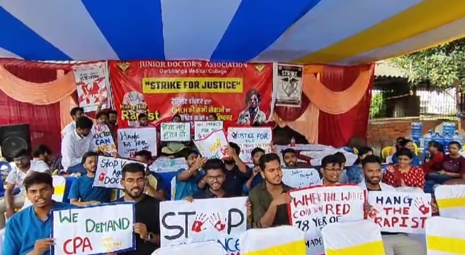 Bihar : OPD service in government and private hospitals in Darbhanga, junior, resident doctor protested