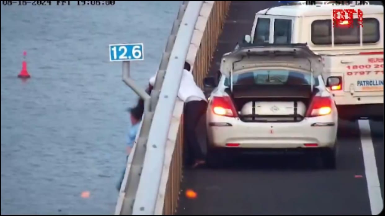 Woman tries to jump off Atal Setu saved by cab driver vedio viral Maharashtra news in hindi