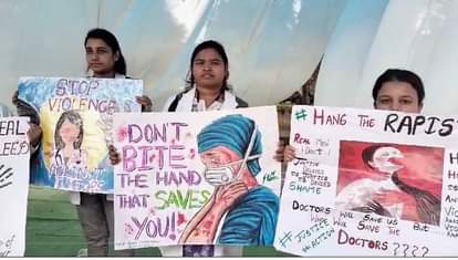 पोस्टर और हाथ में काली पट्टी बांधकर जूडा ने जताया विरोध