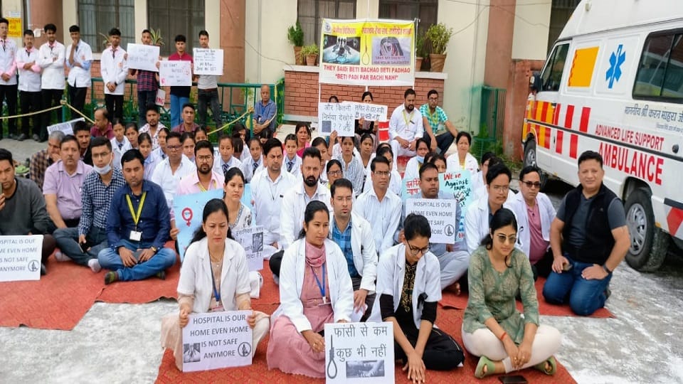 Uttarakhand Doctors protest against the misdeed and murder of a female doctor in Kolkata