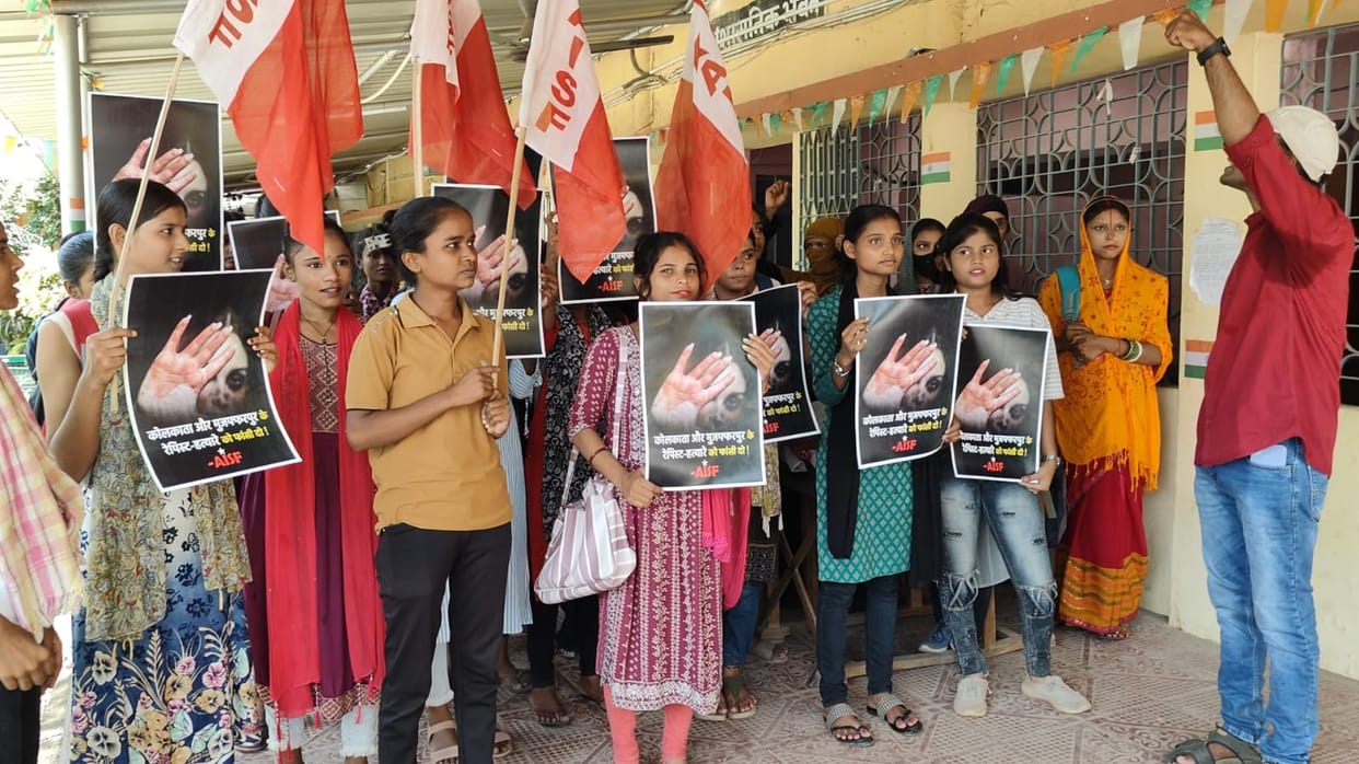 Begusarai girl students are very angry due to the cruelty with the doctor