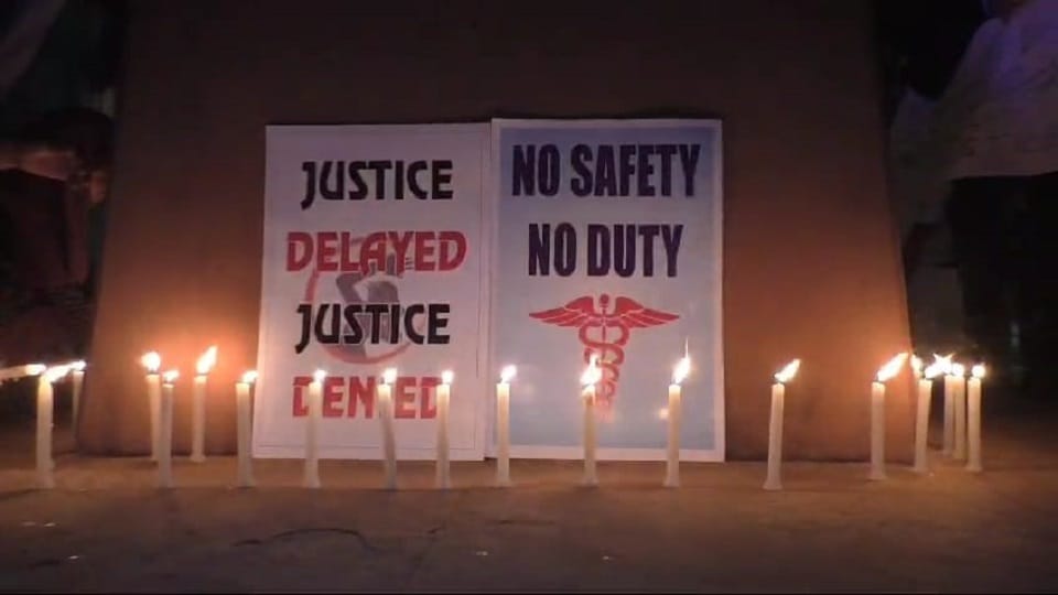 Doctors took out a foot march, announced to continue the strike