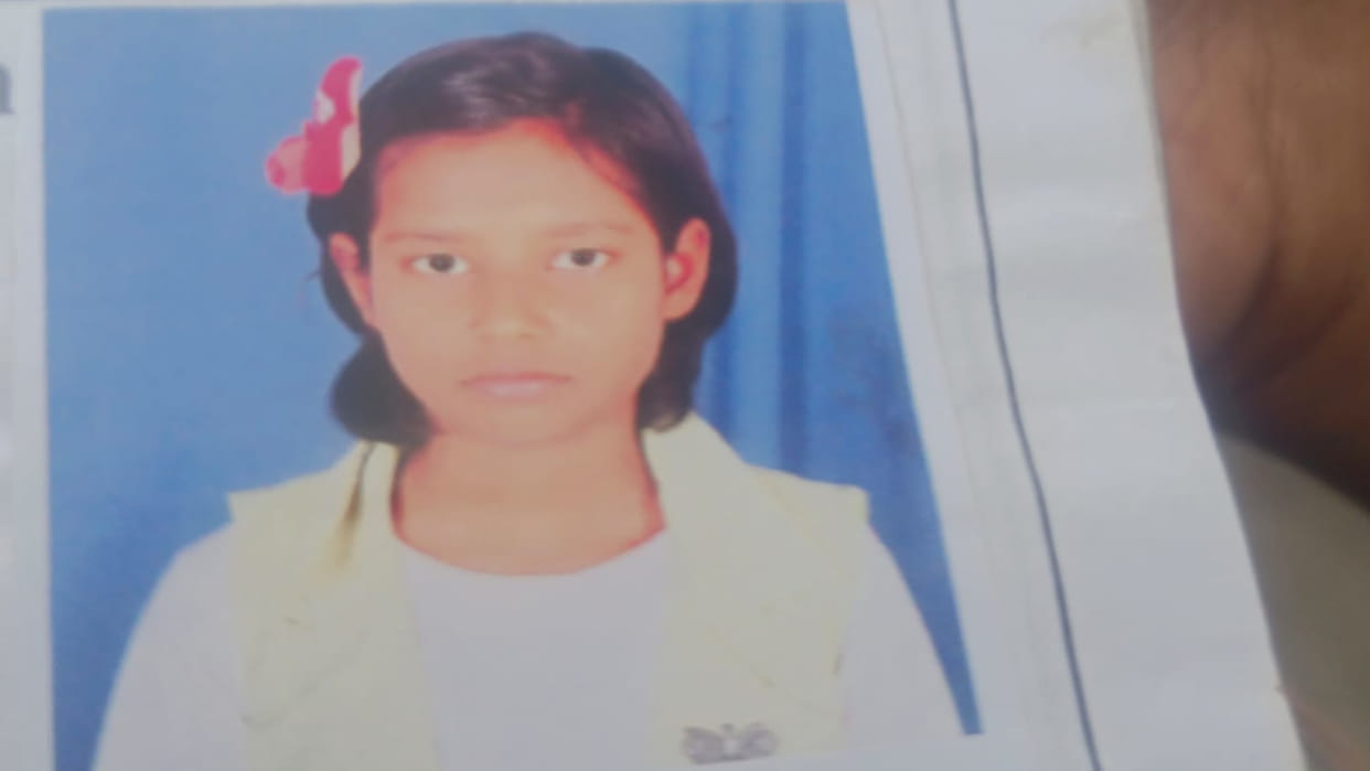 Girl died after being crushed by a truck in Tiwaripur police station area of Gorakhpur.
