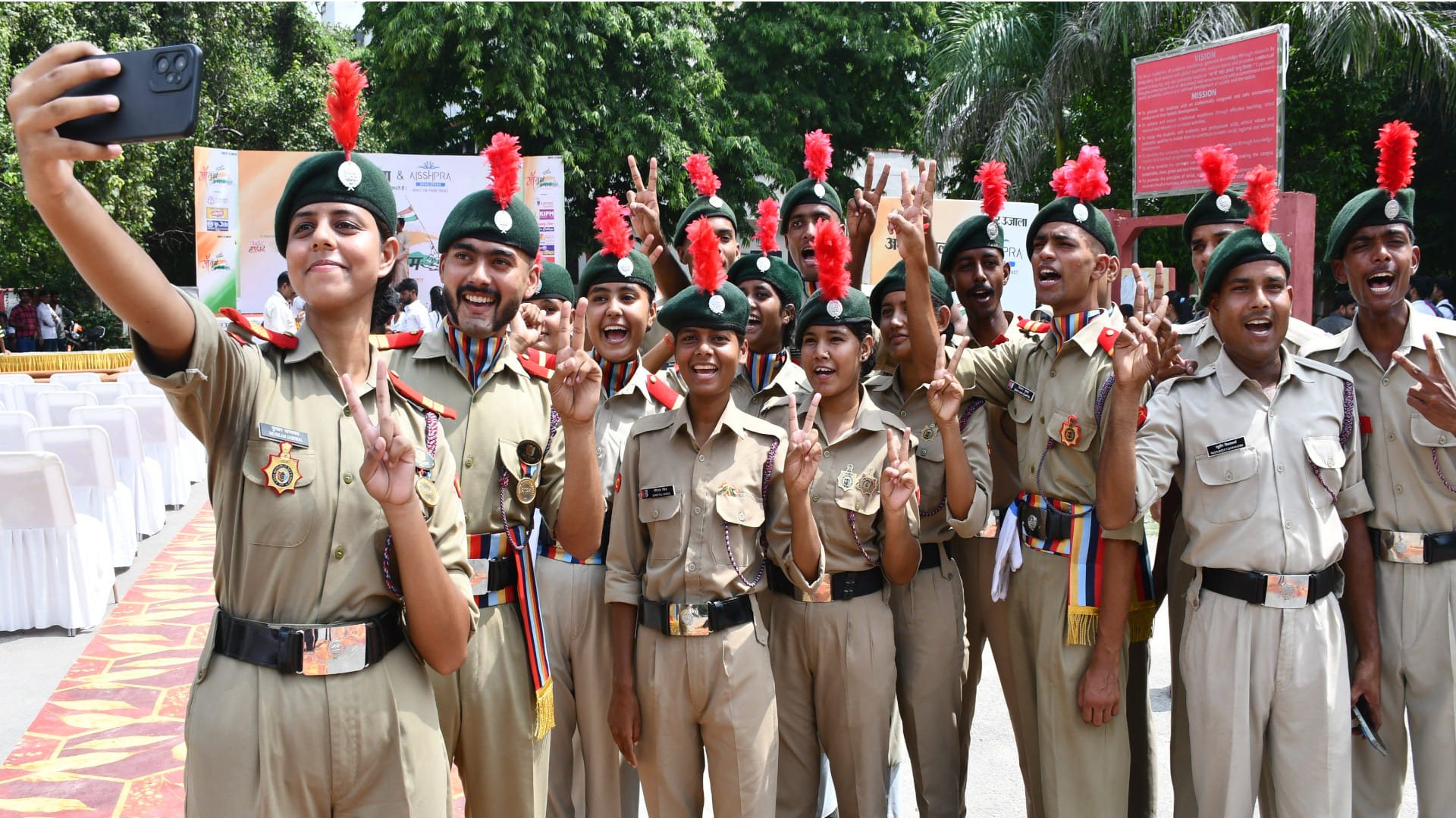 Maa Tujhe Pranam: Gorakhpur University VC hoisted the flag, mass national anthem concluded