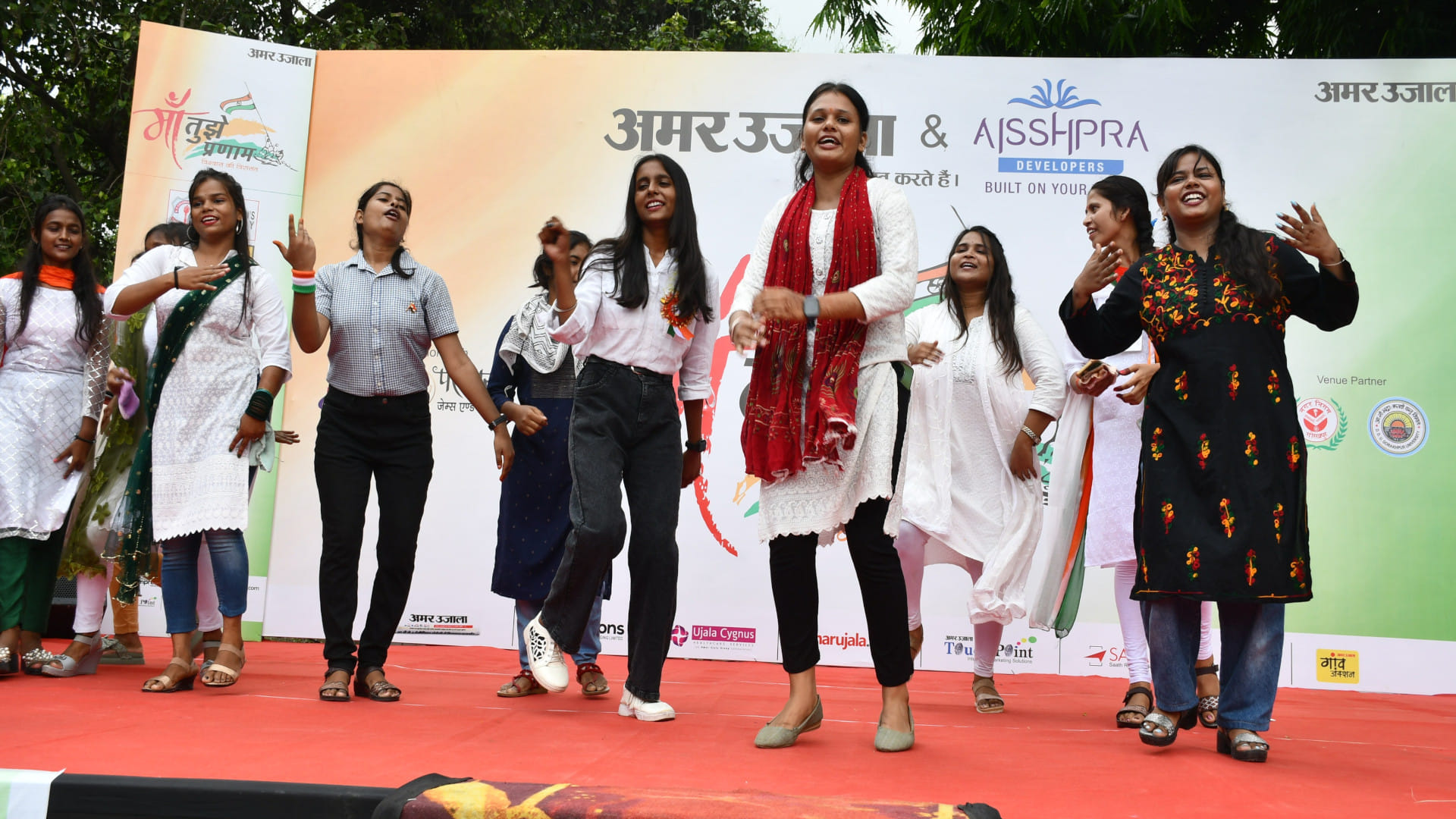 Maa Tujhe Pranam: Gorakhpur University VC hoisted the flag, mass national anthem concluded