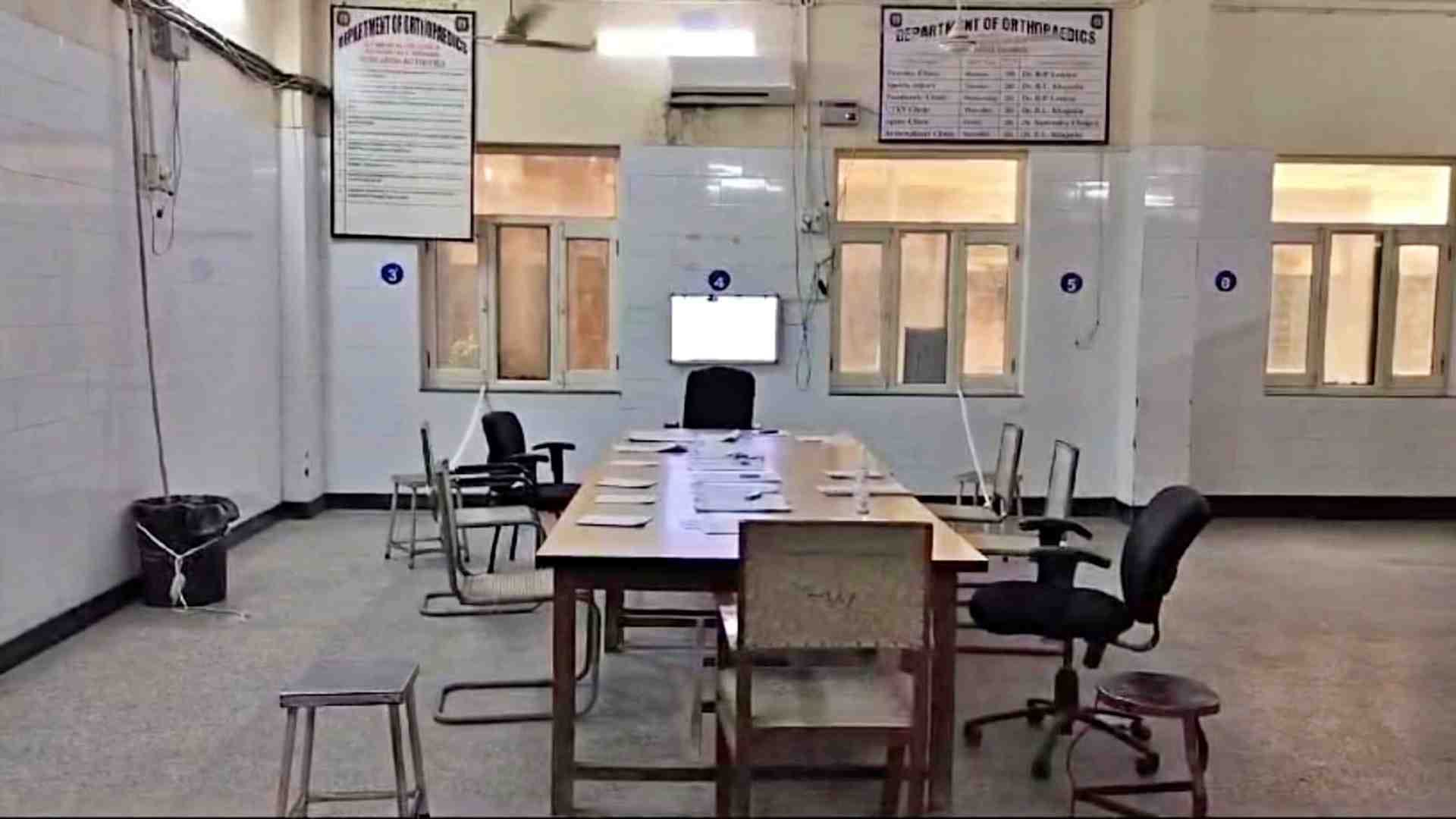 हड़ताल के चलते खाली पड़ी कुर्सियों।
