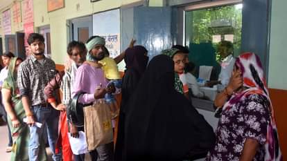 जिला अस्पताल मलखान सिंह की ओपीडी में लगी मरीजों की लाइन